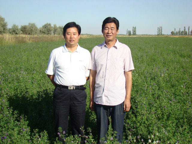 董事长张延林同志与农垦集团有关部门领导在苜蓿草基地合影留念